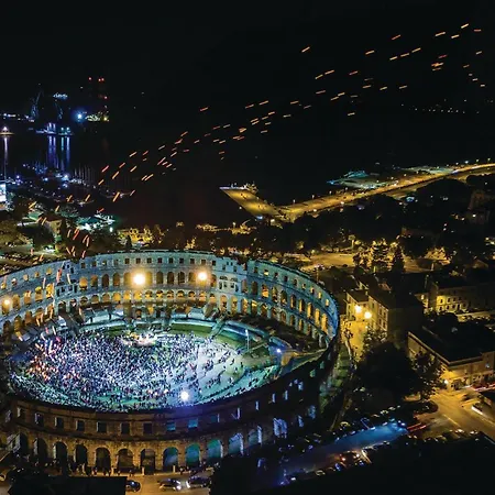 1 Bedroom In * פולה